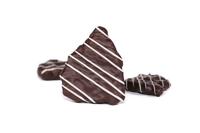 Хрустящая карамель с арахисом в тёмном шоколаде
